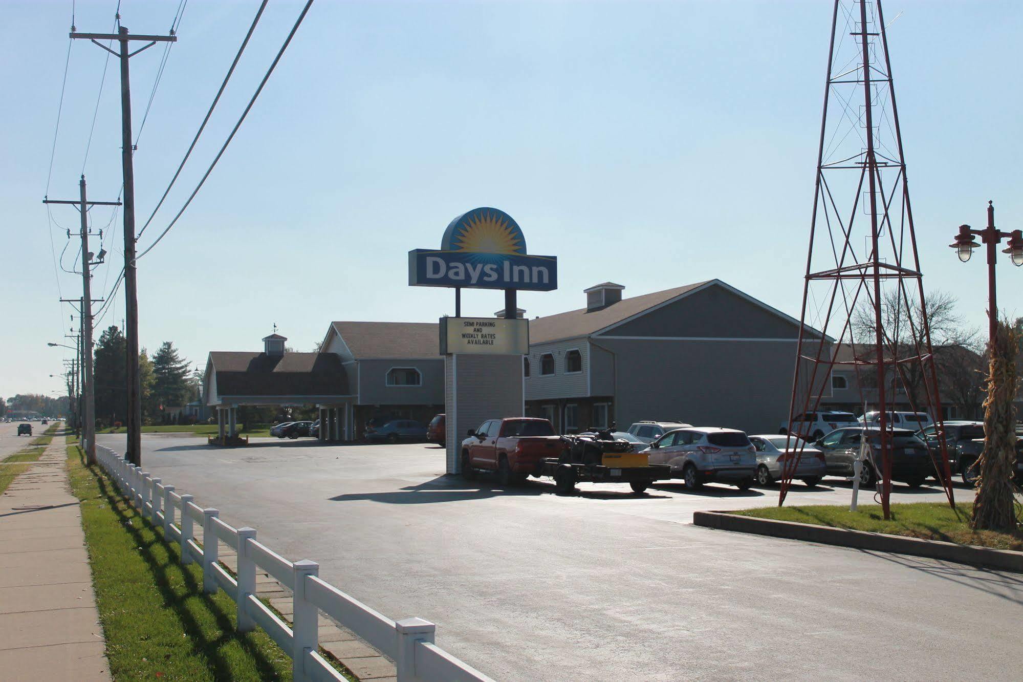 Days Inn By Wyndham Davenport Ia Exterior foto