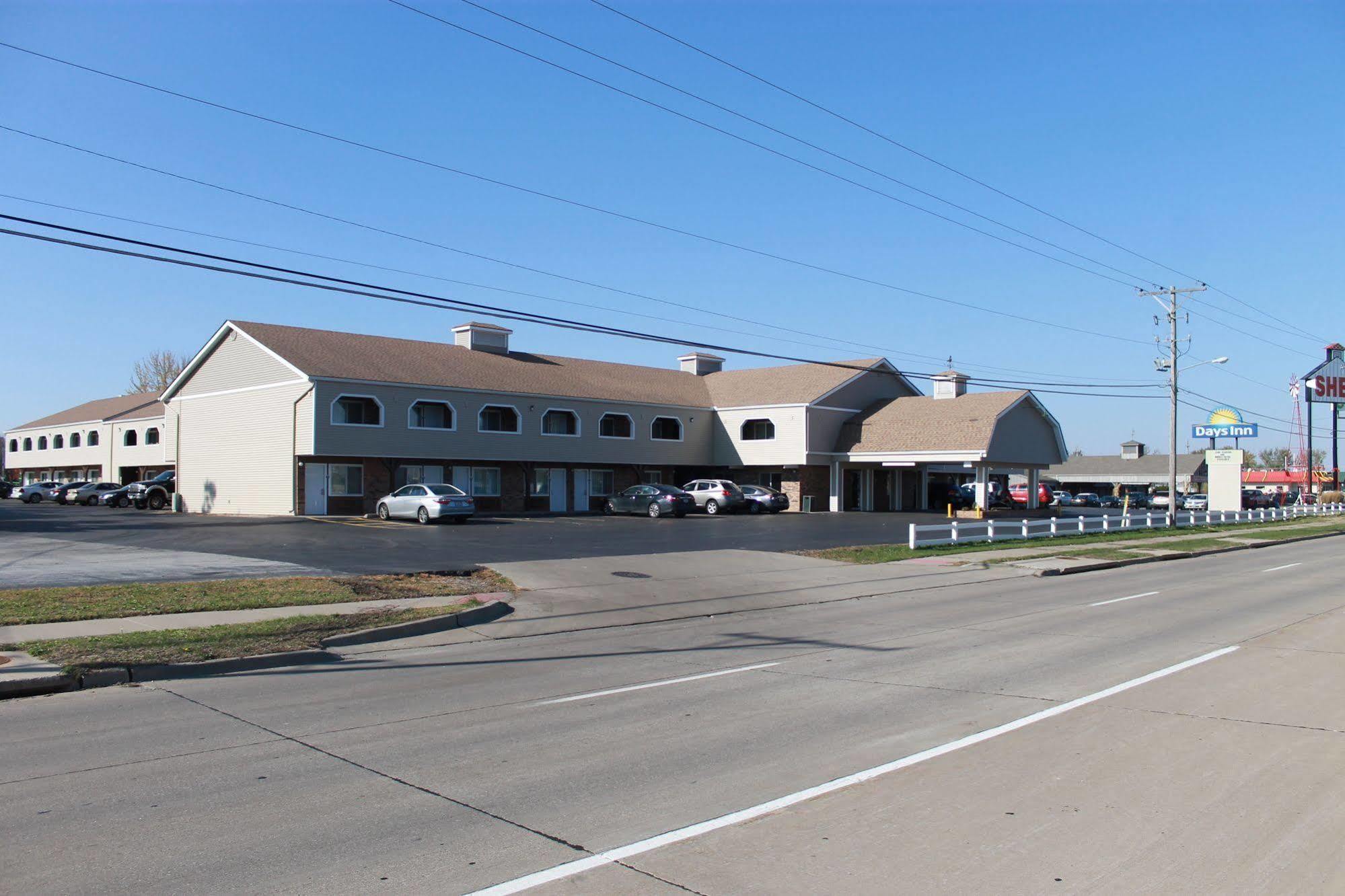 Days Inn By Wyndham Davenport Ia Exterior foto