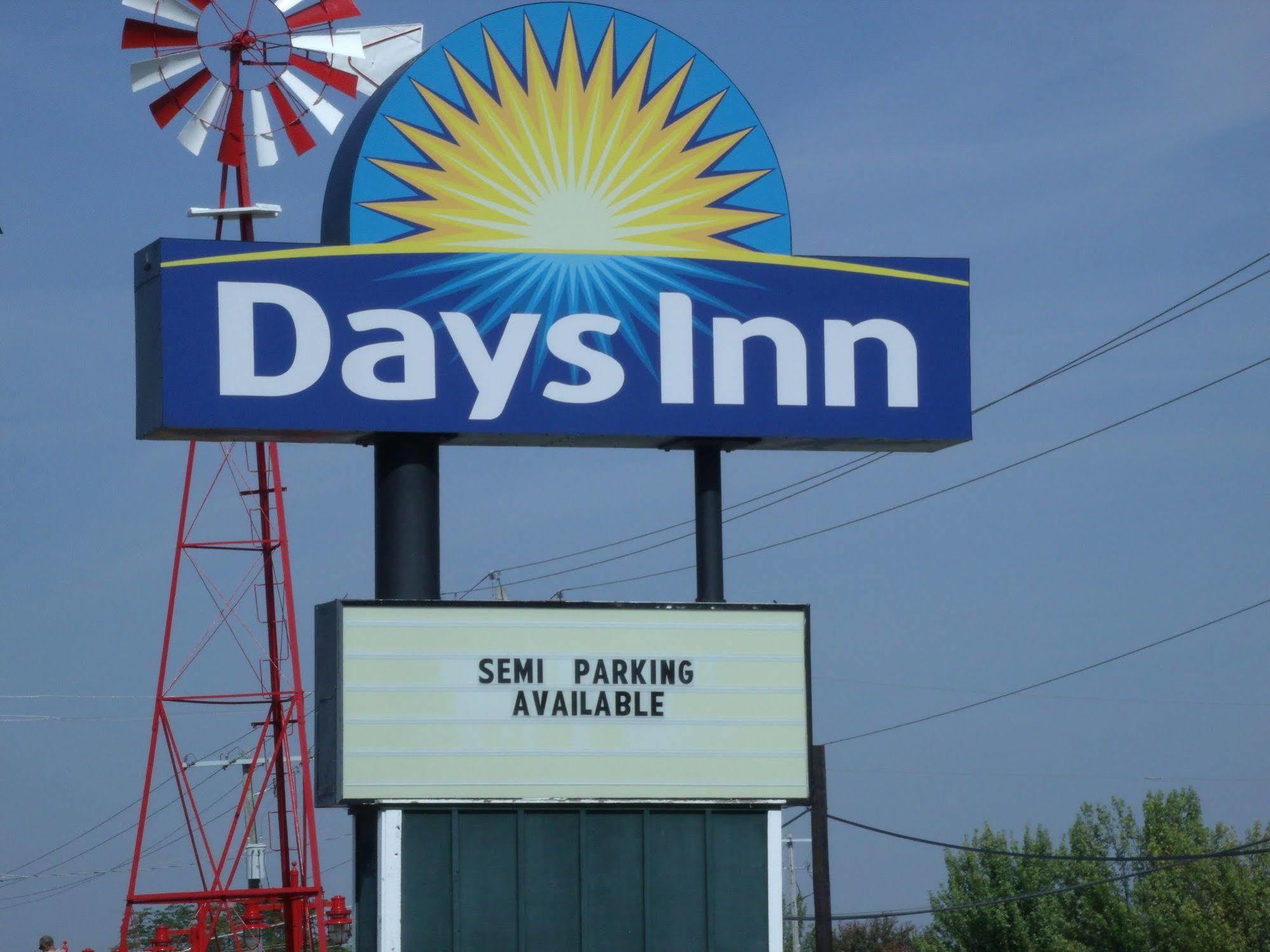 Days Inn By Wyndham Davenport Ia Exterior foto